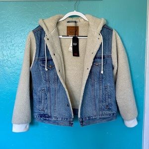 <SOLD> NWT Levi’s Boyfriend Trucker Jacket